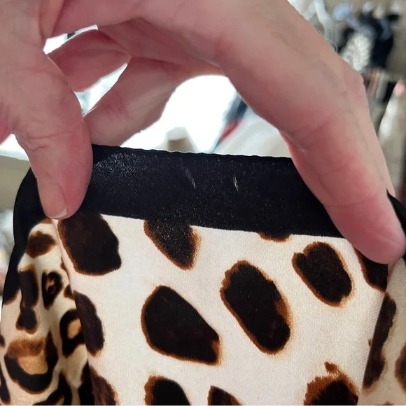 Big Leopard Silky Scarf-no label- machine edge-32"x35" sm flaw see pic - Picture 7 of 8
